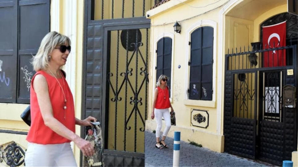 Πάνοπλοι αστυνομικοί και μία τούρκικη σημαία στην εκκλησία που κήρυττε ο πάστορας Μπράνσον – Εικόνες